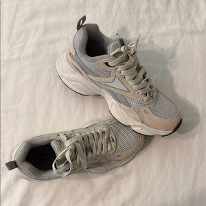 Reebok Women's Sneakers in Light Gray and Beige